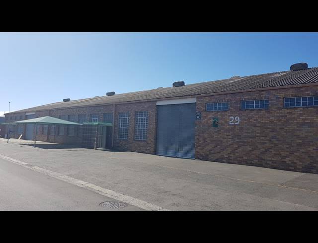 1,350M² FACTORY TO LET IN TRIANGLE FARM